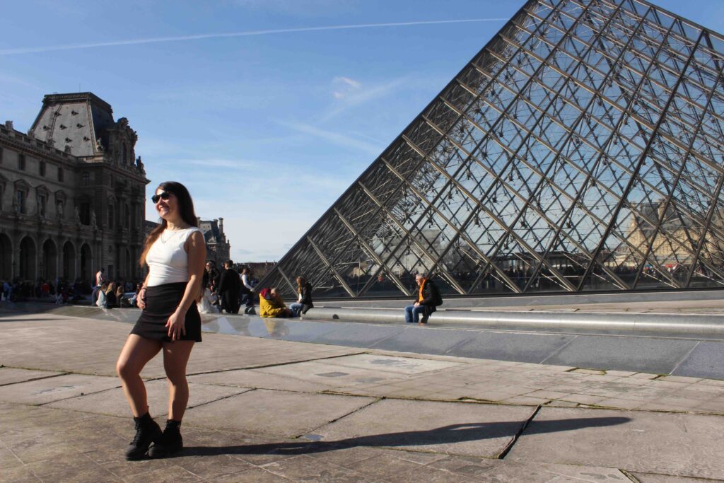 paris louvre girl posing